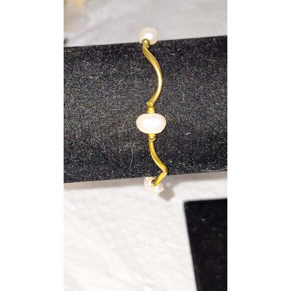 A Pearl and Gold Tone Stretchy Bracelet Elegant Dainty Feminine Minimalist - Picture 1 of 7